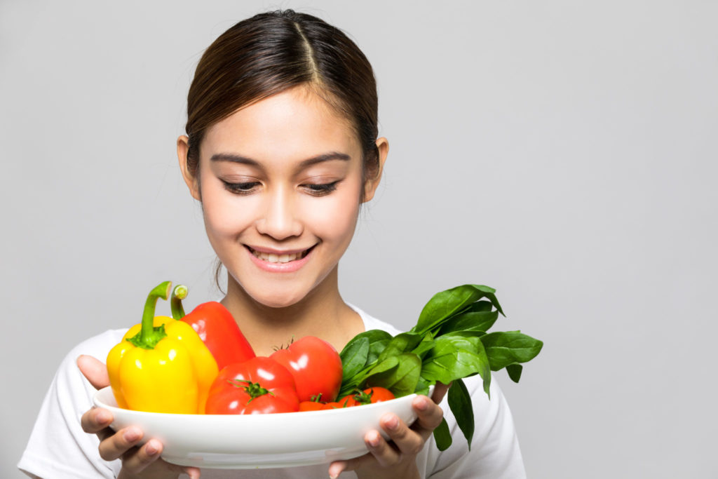 野菜を見つめる女性